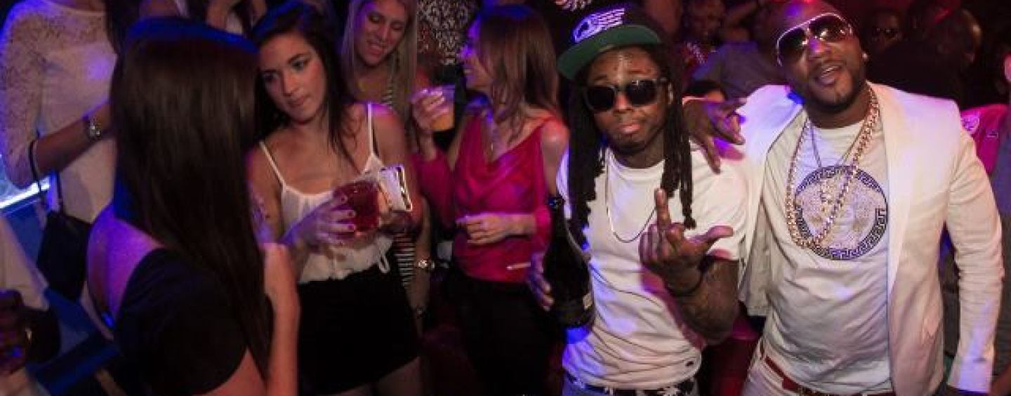 Lil Wayne Makes Sure That There Are Beautiful Women Around Him At Times, So Why Are People Mad? Here’s Why…