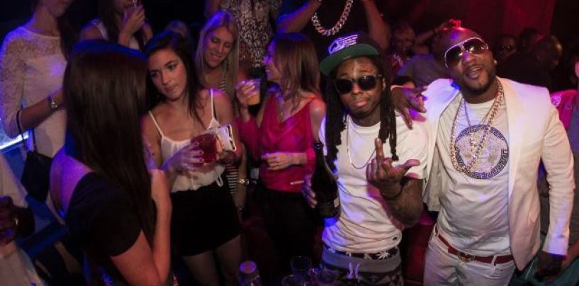 Lil Wayne Makes Sure That There Are Beautiful Women Around Him At Times, So Why Are People Mad? Here’s Why…