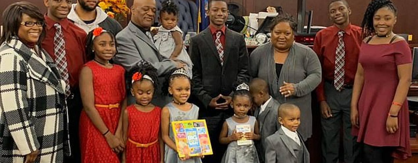 Single Father Adopts 5 Siblings Under Age 6 So They Can All Be Together! (Video)